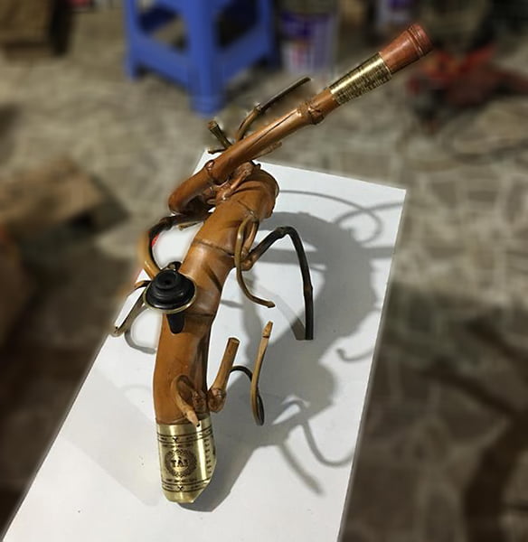 Điếu cày quái dị